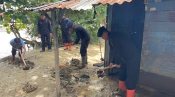 Respons Cepat Brimob Polda Aceh, Bantu Bersihkan Rumah Warga Terdampak Banjir di Aceh Tenggara