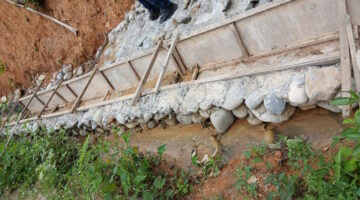 Diduga Kurang Pengawasan Proyek Peningkatan Ruas Jalan Muara Setulen – Gelombang Asal Jadi
